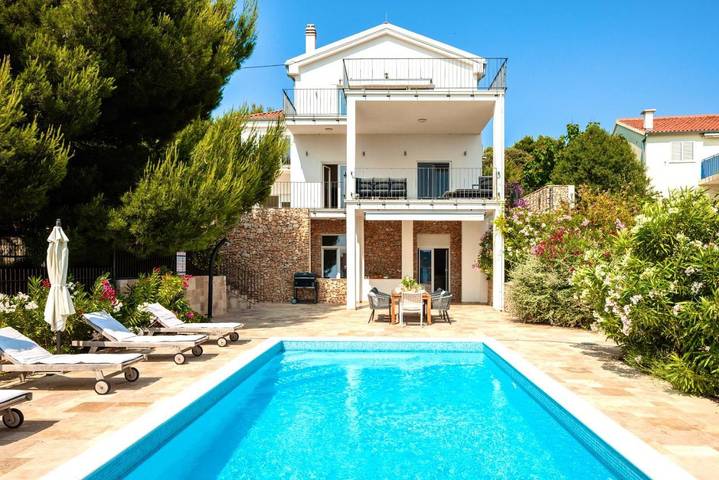 Ferienhaus für 15 Personen, mit Garten und Ausblick sowie Balkon und Pool