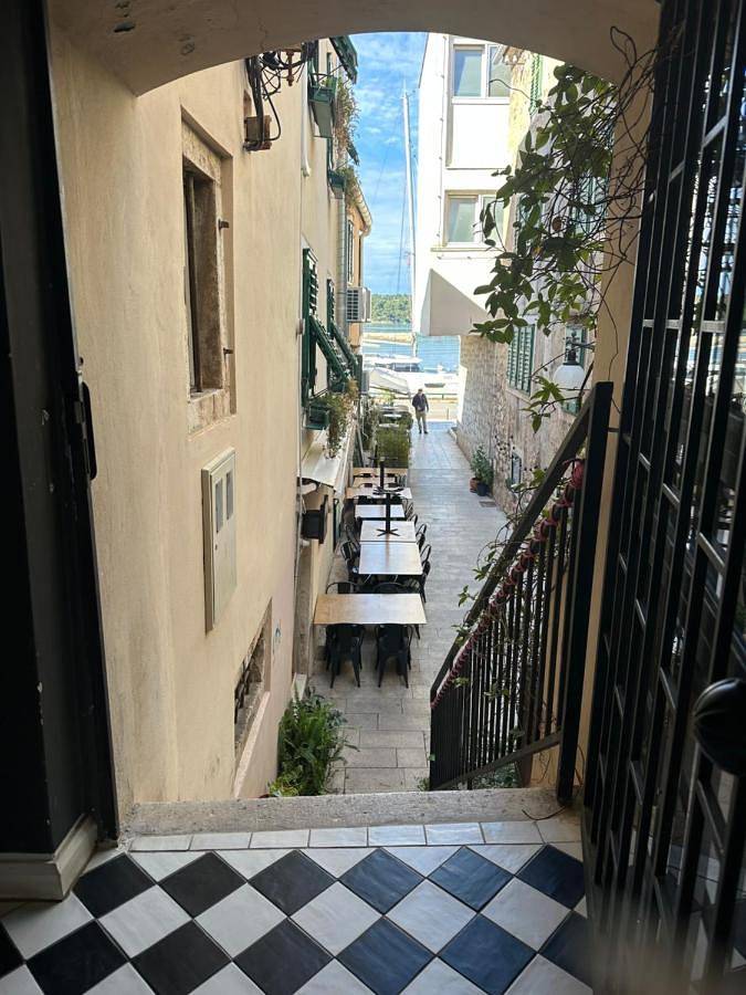 Chambre d’hôte pour 2 personnes, avec Balcon ainsi que Terrasse et Vue à Šibenik