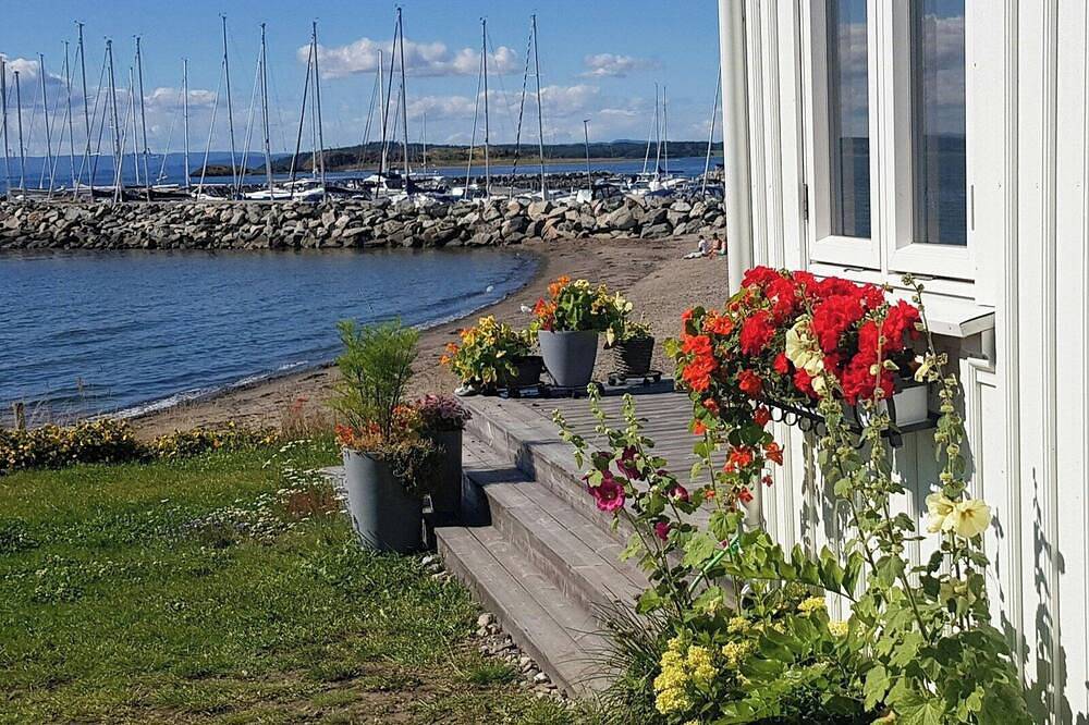 Gemütliches kleines Häuschen am Ufer von Fuglevik in Rygge