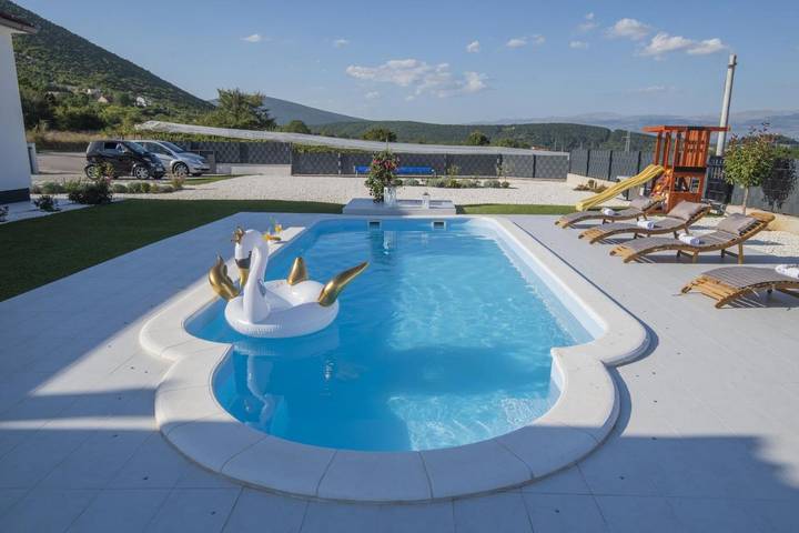 Villa pour 7 personnes, avec piscine ainsi que jardin et jacuzzi à Sinj - 3