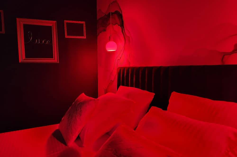 Ganze Wohnung, The Volupté Suite - Luxury, calm and romance with private sauna and Jacuzzi in Doué-la-Fontaine, Loire-Tal