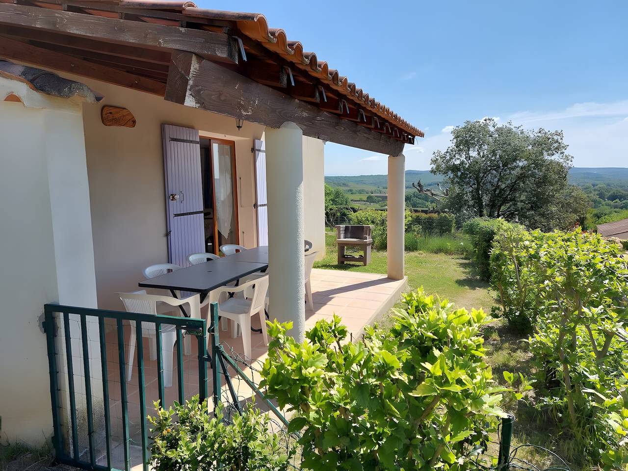 Casa vacacional «Le Peuplier- La Fontinelle» con vistas a la montaña, piscina y aire acondicionado in Bessas, Ardèche
