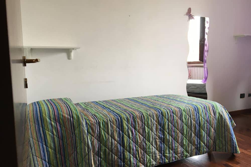 Entire apartment, Gemma - apartment holiday home in Desenzano del Garda, Garda Mountains