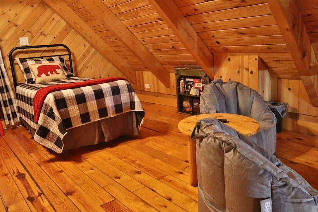 Cabin-king master, 2 bath, private loft w/ queen & twin, Hot Tub, flat driveway in Sevierville, Sevier County