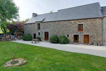 Gîte pour 8 personnes, avec jardin et terrasse à Mégrit