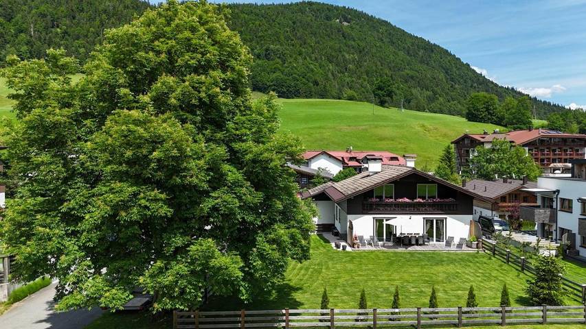 Ferienhaus für 11 Personen, mit Balkon und Terrasse sowie Garten und Ausblick