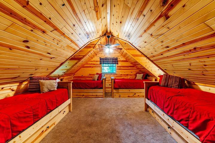 Vacation rental for 12 people, with hot tub in Broken Bow Lake