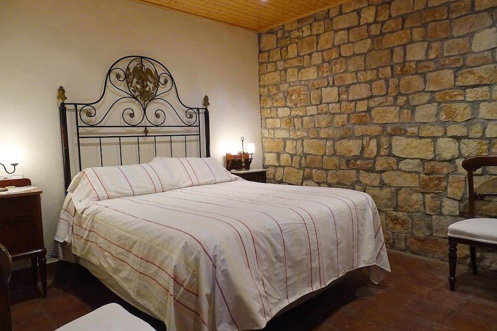 Beautiful house 5000m2 private garden with pool i and porch with barbecue.Wi-Fi in Valls, Alt Camp
