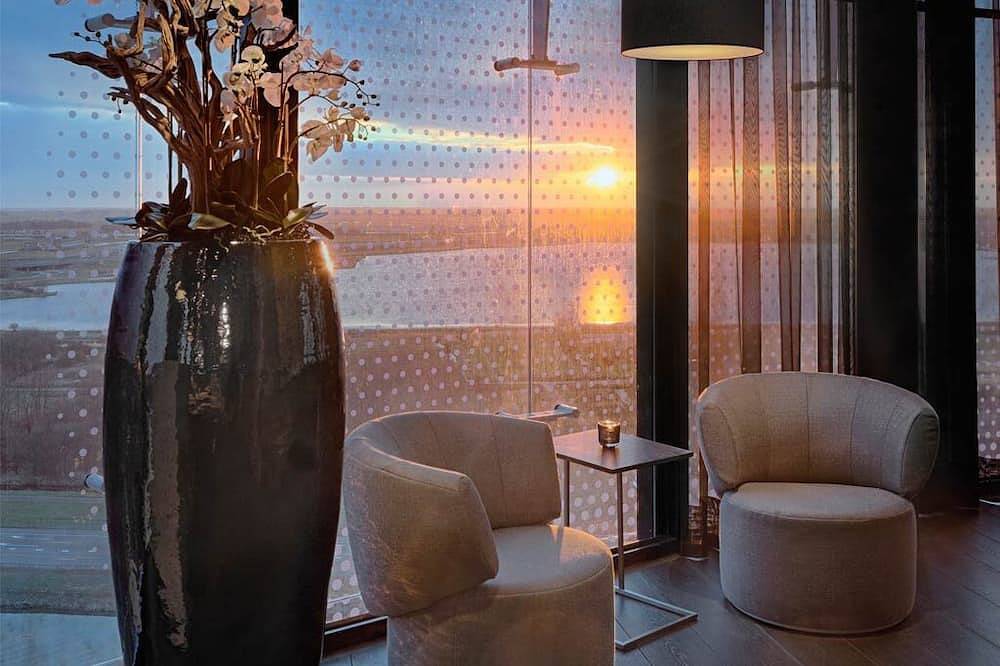 Scenic Urban Stay | Near Keukenhof, Tulip Fields & De Hoge Dijk Golf in Zuidoost, Nordholland