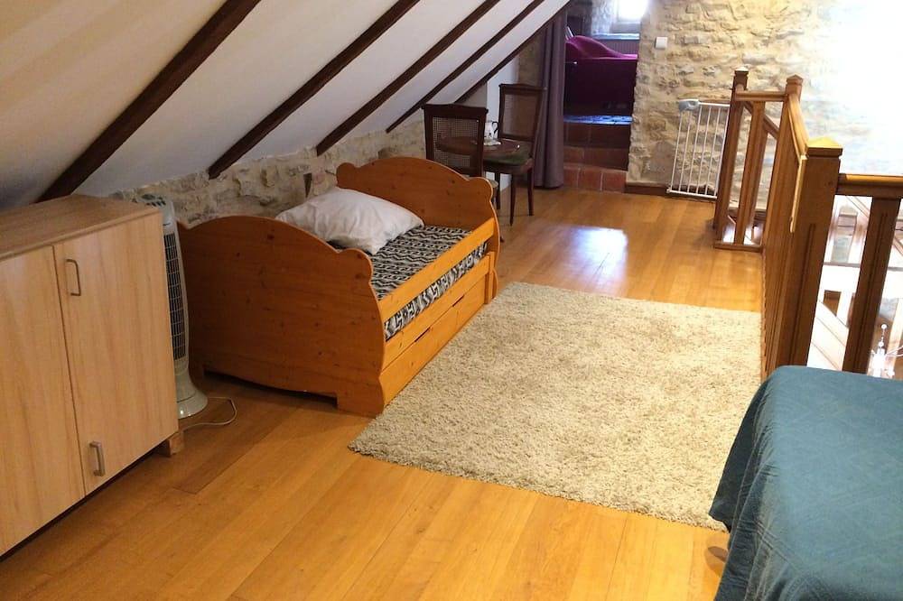 Gîte indépendant 4-6 personnes avec piscine partagée in Castelnau-de-Mandailles, Parc naturel régional de l'Aubrac
