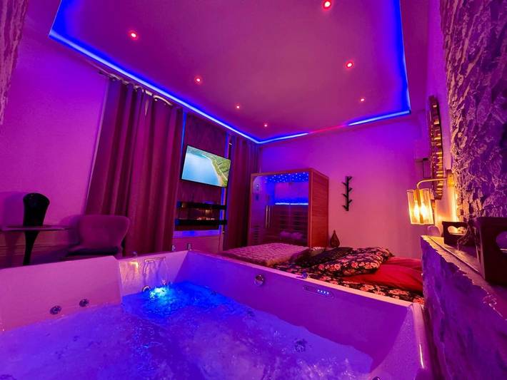 Gîte pour 2 personnes, avec sauna et jacuzzi dans Office De Tourisme De Dijon