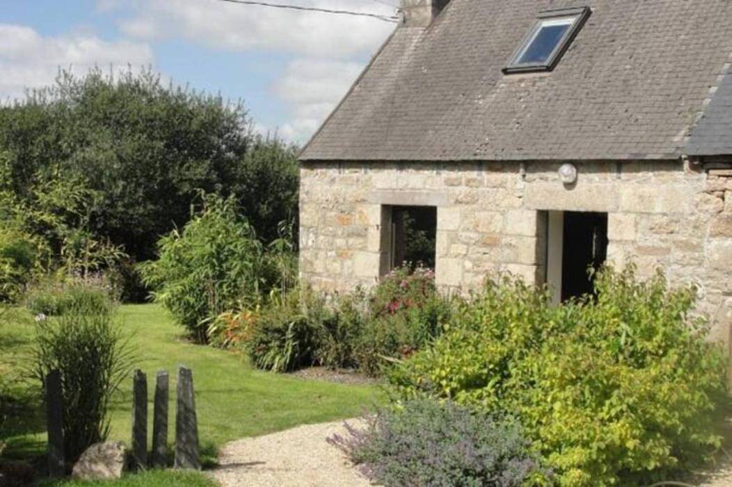 Two-Bedroom House in Plounévez-Moëdec, Région de Lannion