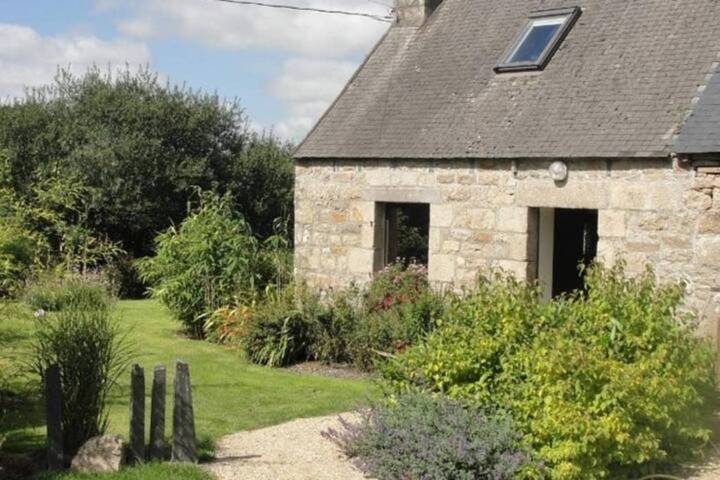 Location de vacances pour 4 personnes, avec terrasse et jardin à Plounévez-Moëdec - 2