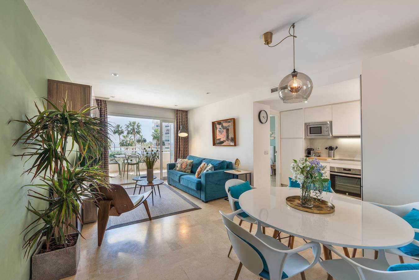 Entire apartment, Apartment 'Front Line Beach  2 Bedr' with Sea View, Wi-Fi and Air Conditioning in Playa de la Fontanilla, Marbella
