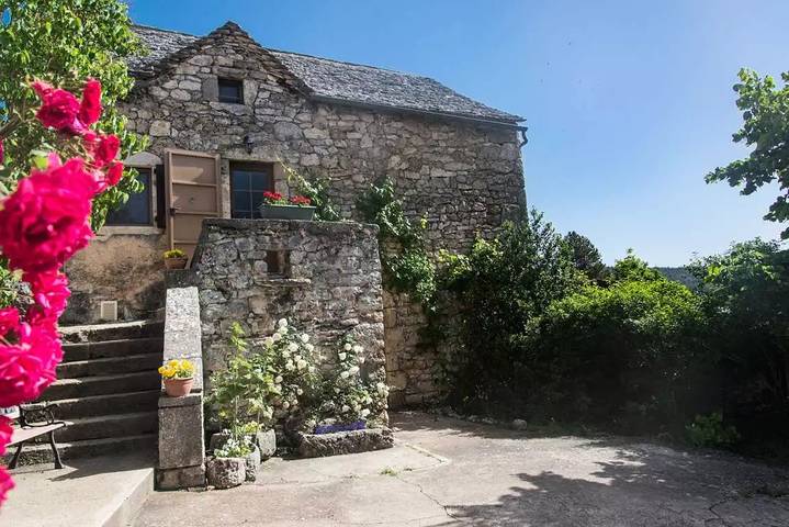 Gîte pour 7 personnes, avec Balcon ainsi que Jardin et Piscine à Saint-Pierre-des-Tripiers