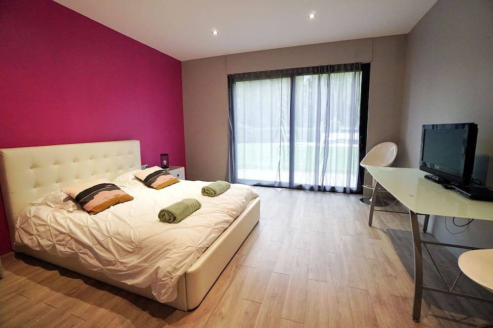 Loft – 15 people – 7 bedrooms – 6 bathrooms – Jacuzzi, Pool Table, Swimming Pool in Arques, Saint-Omer region