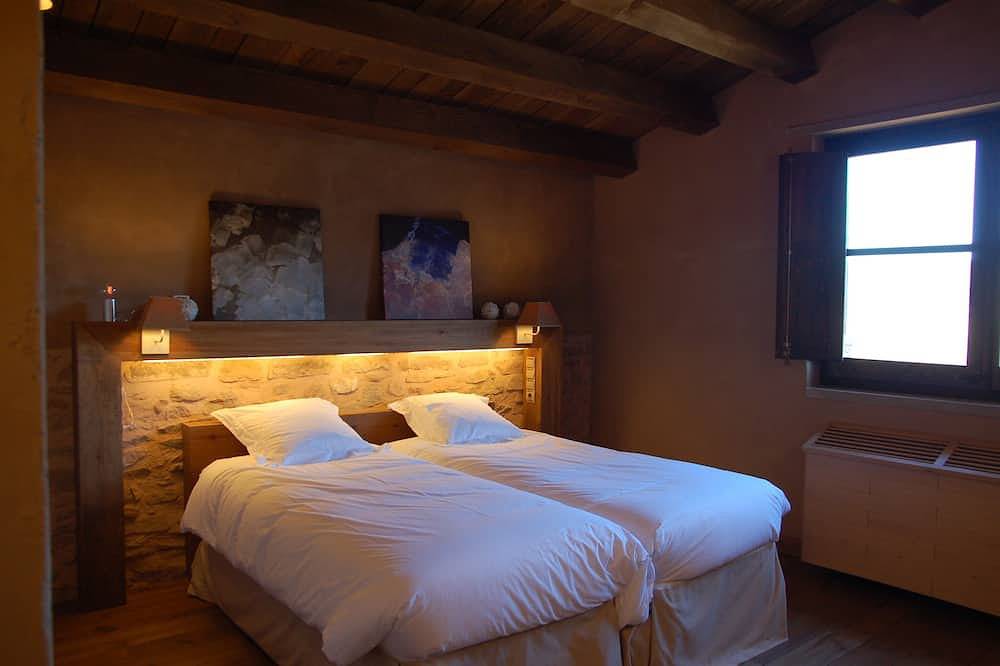 Landhuis met privé zwembad, 4 slaapkamers, allemaal met badkamer, 8-12p in Cardona, Pla de Bages DO