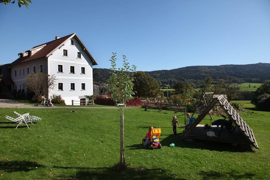 Hanauerhof - Fewo Obstgarten (50qm) für 4 Personen mit Balkon und zwei Schlafräumen in Schönsee, Naturpark Oberpfälzer Wald