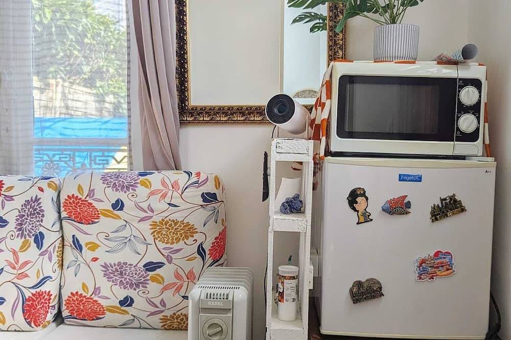 Quiet independent room with private bathroom/Wc, garden access, near Paris Orly in Savigny-sur-Orge, Essonne