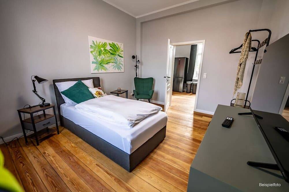 Ganze Wohnung, 6 Zimmer 5 Schlafzimmer 2 Bäder- citynah top saniert in Brunsbüttel, Nord-Ostsee-Kanal