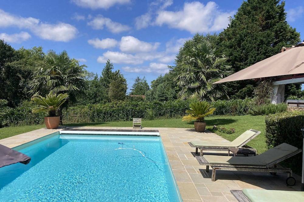 Villa de charme proche Biarritz, avec piscine chauffée & cadre paisible in Arbonne, Région de Bayonne