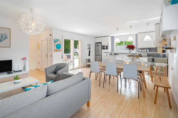 Villa "Las Palmeras" con piscina, balcón y Wi-Fi in Les Tres Cales, La Ametlla de Mar