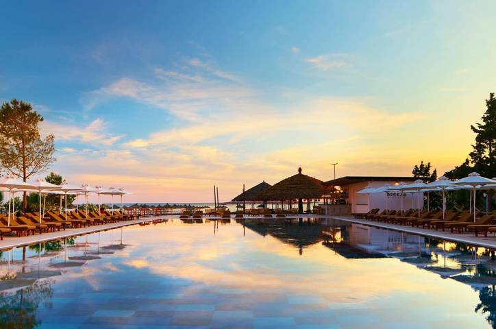 Hotel per 3 persone, con piscina e piscina per bambini nonché panorama e giardino, adatto a famiglie con bambini in Albania