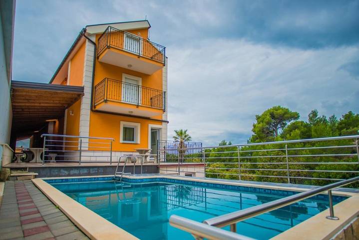 Apartament wakacyjny dla 3 osób, z ogród i basen oraz widok w Promajna