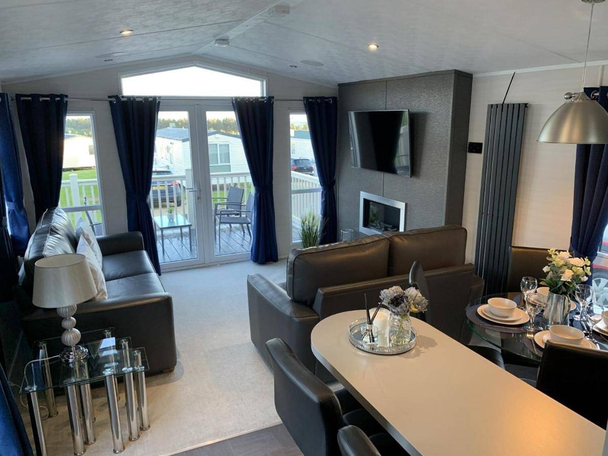 Lola Lodge - Luxury Hot Tub Retreat in Northumberland