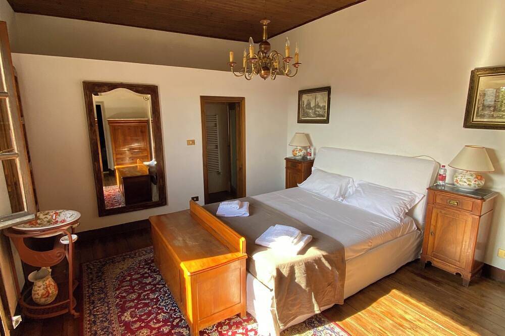 Palazzo K - B&B in country home with pool (room Valentina) in Savona, Province de Savona