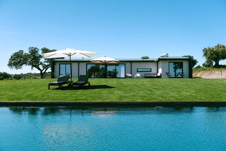 Casa de férias para 8 pessoas, com jardim e vista para o lago e ainda vista and piscina, com animais de estimação em Montargil