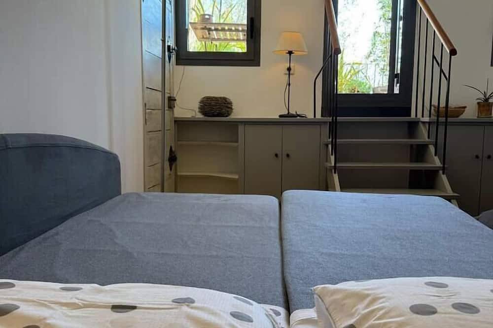 Entire apartment, Le Sainte-Victoire : Studio with beautiful terrace in the to in Aix-en-Provence, Aix-en-Provence region