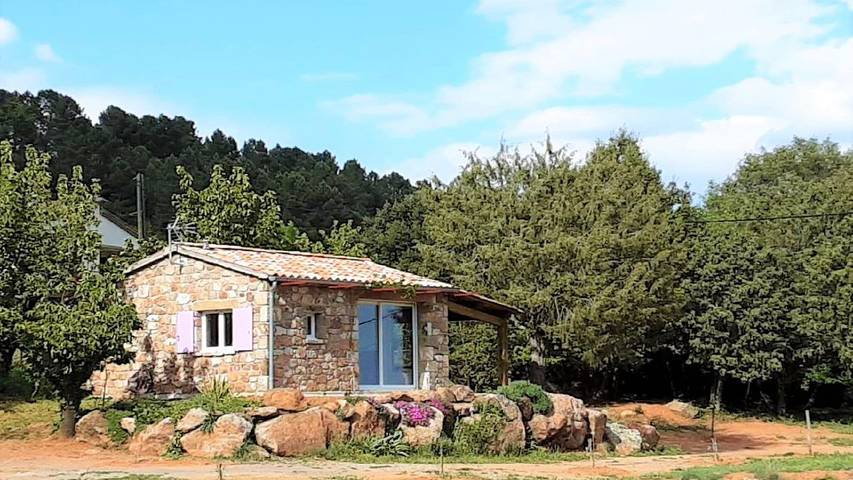 Appartement de vacances pour 2 personnes, avec jardin ainsi que terrasse et piscine, animaux acceptés