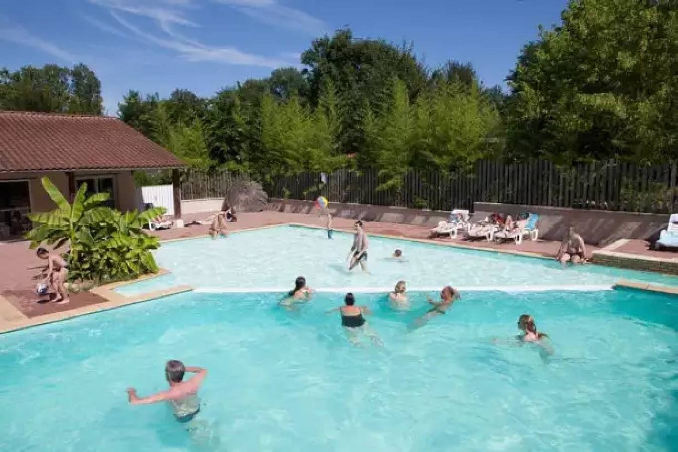 Zecamping 4 étoiles pataugeoire chiens acceptés club enfant locatif Tv in Carennac, Lot