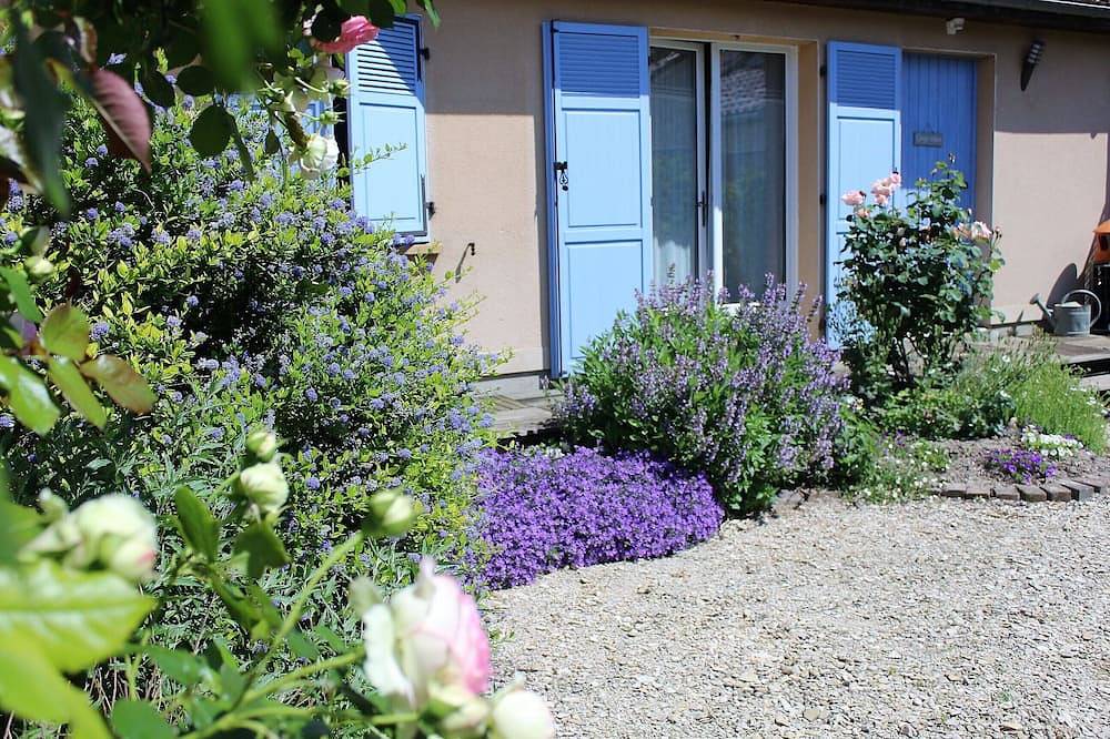 Chambre d'hôtes  avec piscine chauffée en saison Petits déjeuners compris in Sainte-Savine, Aube