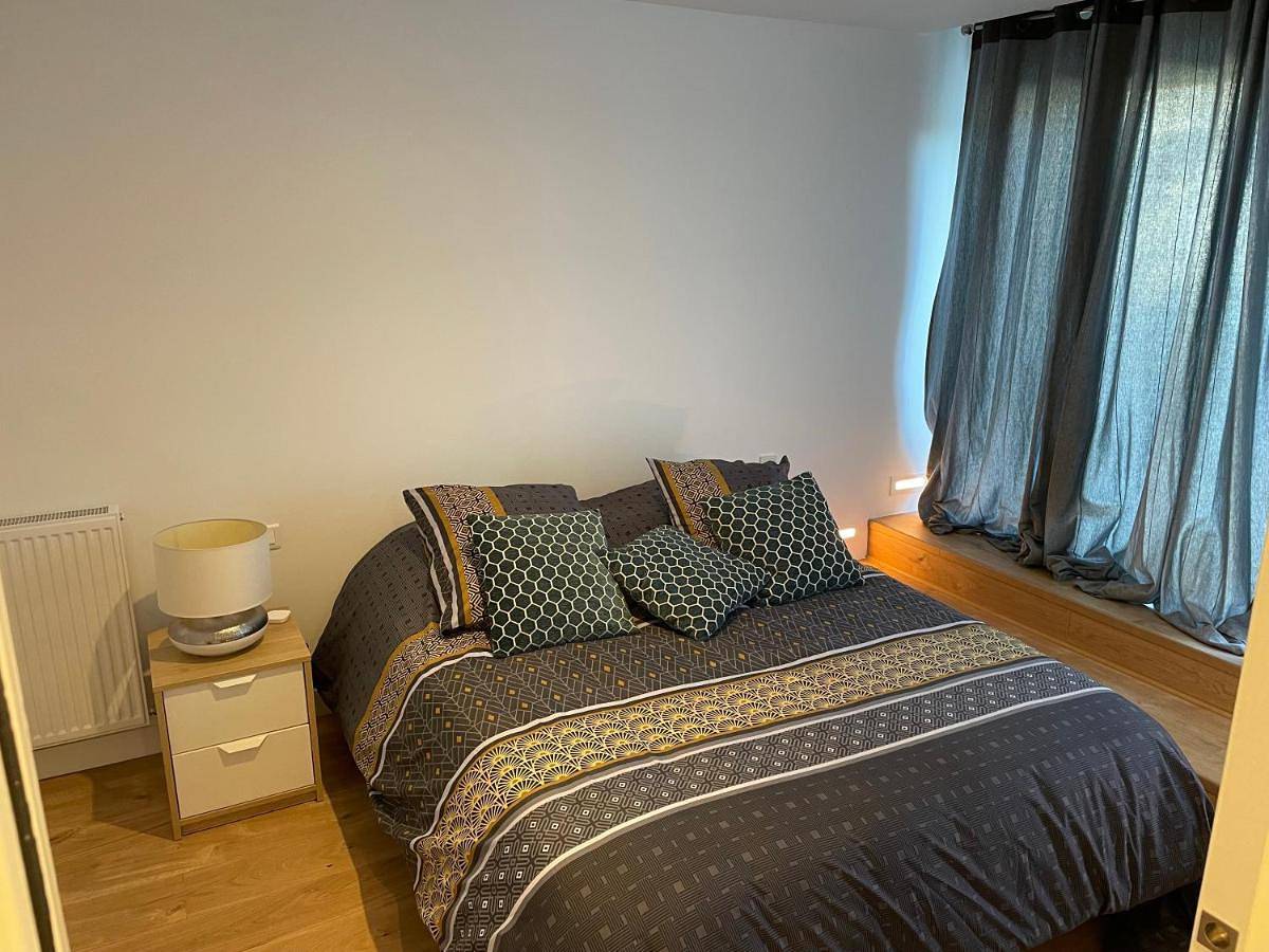 Appartement de vacances entier, Double Room with Private Bathroom in Genas, Lyon et ses environs