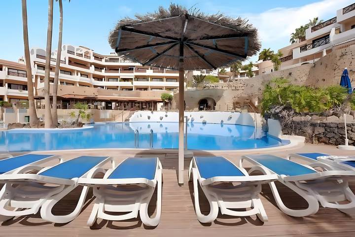 Apartamento entero, Apartamento vacacional 'Albatros Park' con piscina compartida, Wi-Fi y aire acondicionado in Las Adelfas, San Miguel de Abona