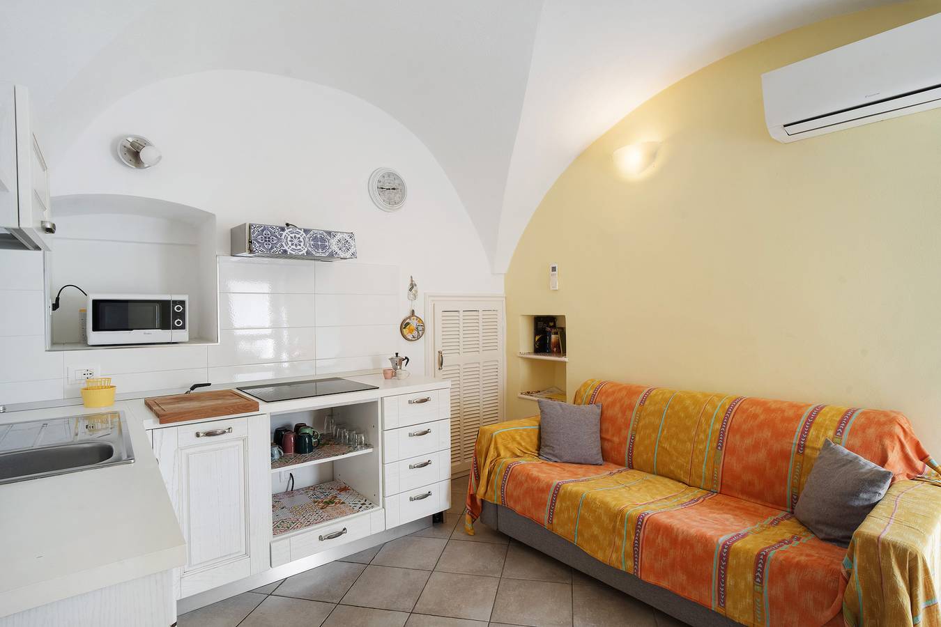 Ganze Wohnung, Ferienwohnung 'Mimosa' mit gemeinsamer Terrasse und Klimaanlage in Santo Stefano al Mare, Riviera di Ponente