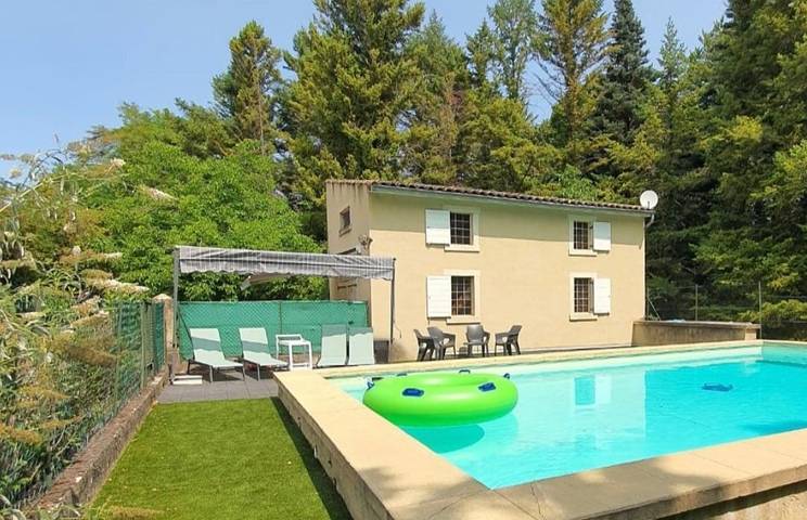 Gîte pour 5 personnes, avec piscine ainsi que jardin et terrasse