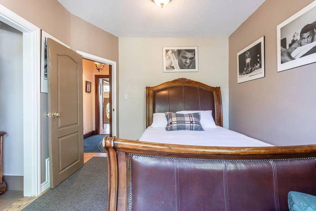 Lake Front Downtown Kelowna home With beautiful dock in Kelowna, Regional District of Central Okanagan