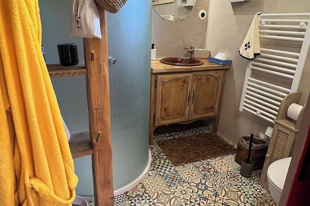 Comfortable yurt in Provence with spa and breakfast in La Roque-sur-Pernes, Vaucluse