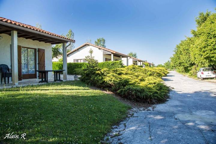 Camping pour 2 personnes, avec Balcon et Terrasse ainsi que Jardin et Bassin pour enfant
