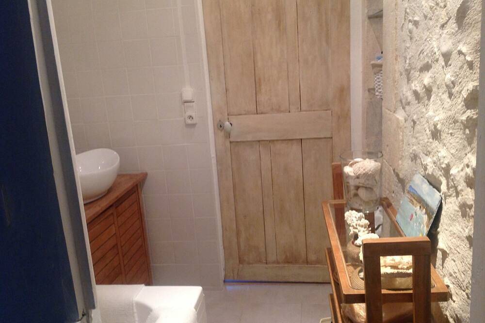 Small farmhouse with  Ac in the Alpilles, 15 mn  baux de Provence, 3mn  Mouries in Saint-Martin-de-Crau, Arles region