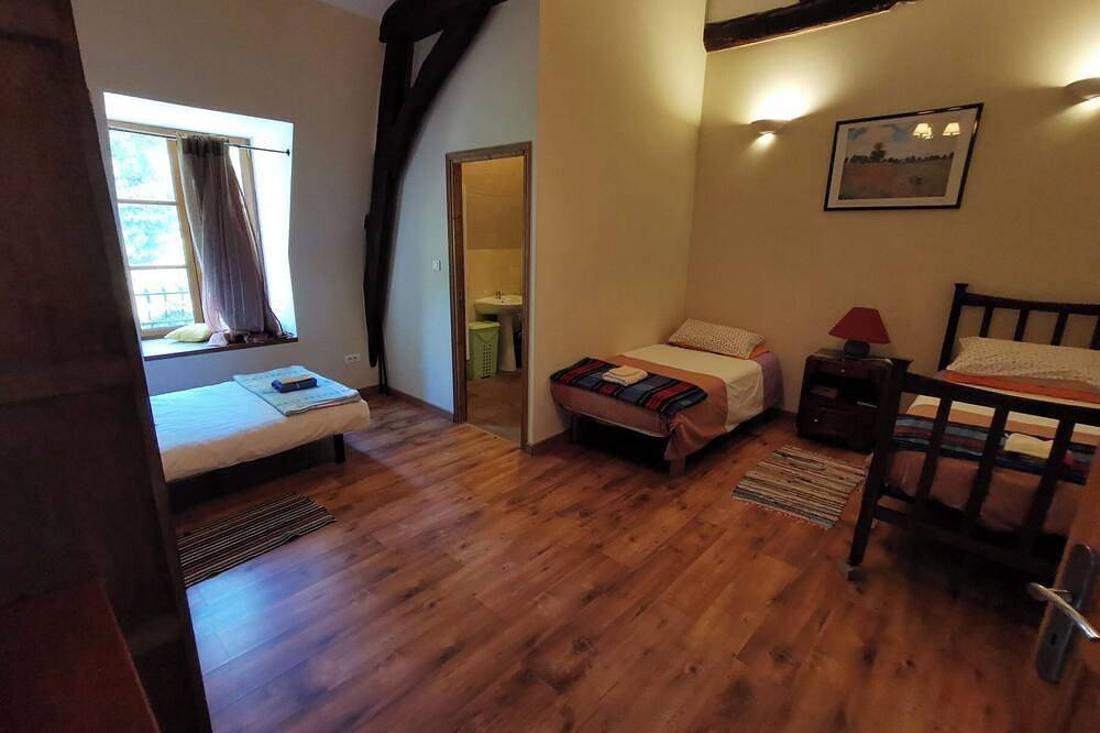 Gîte 'les écuries' sleeps 14. in La Chapelle-Caro, Vannes region