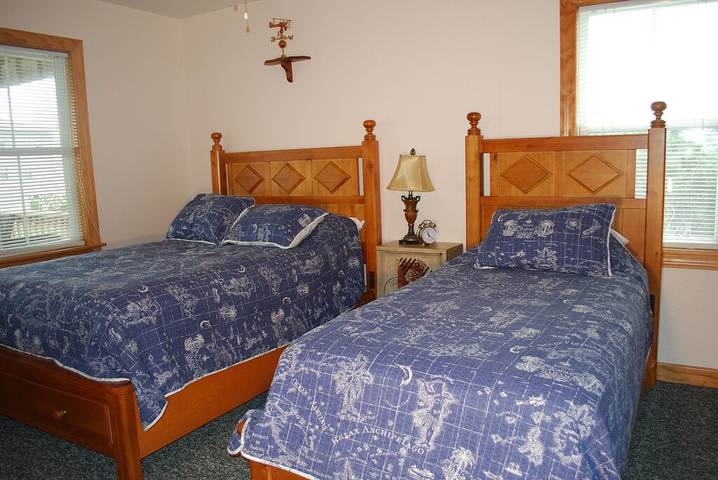 Vacation rental for 14 people, with yard and hot tub in Hatteras Island