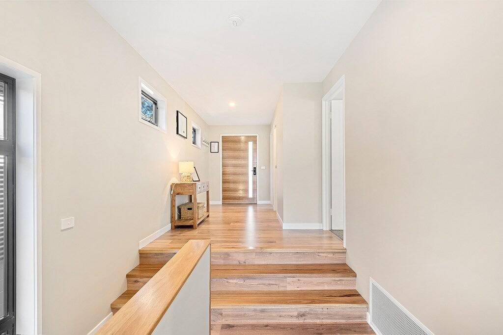 3bed 3bath house with lake views. 10mins from Jindabyne. 30 mins to ski tube in East Jindabyne, New South Wales