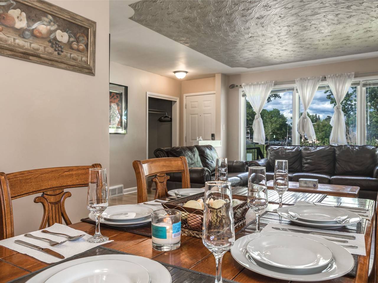 A@Home Ganzes Haus bei Chinook Mall, für 9 Personen in Calgary, Kanadische Rocky Mountains