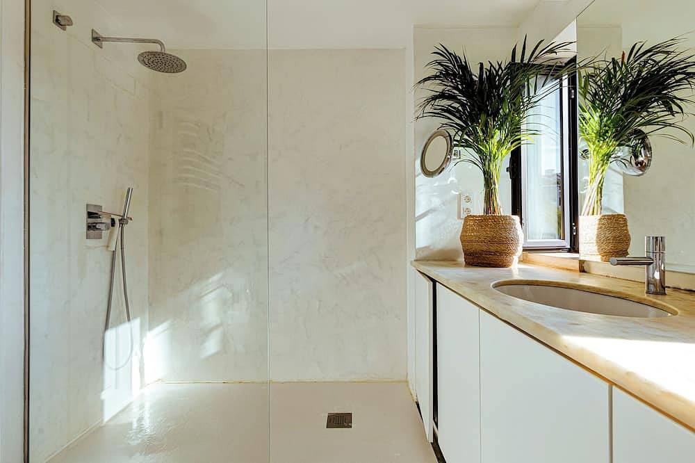 Suite in apartment with garden and communal pool, close to beach and restaurants in Cascais e Estoril, Costa de Lisboa