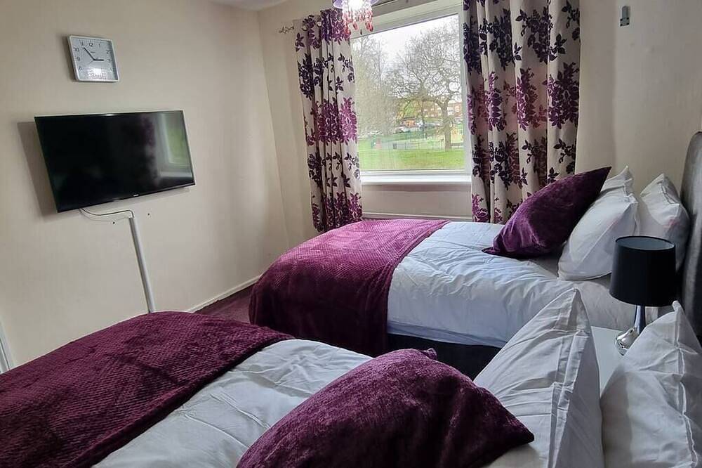 Pastures Way House - Lovely and Spacious 4 Bed House near L & D Hospital in Luton, Chiltern Hills