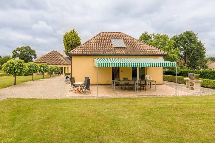 Location de vacances pour 4 personnes, avec Terrasse ainsi que Jardin et Piscine à Saint-Nexans